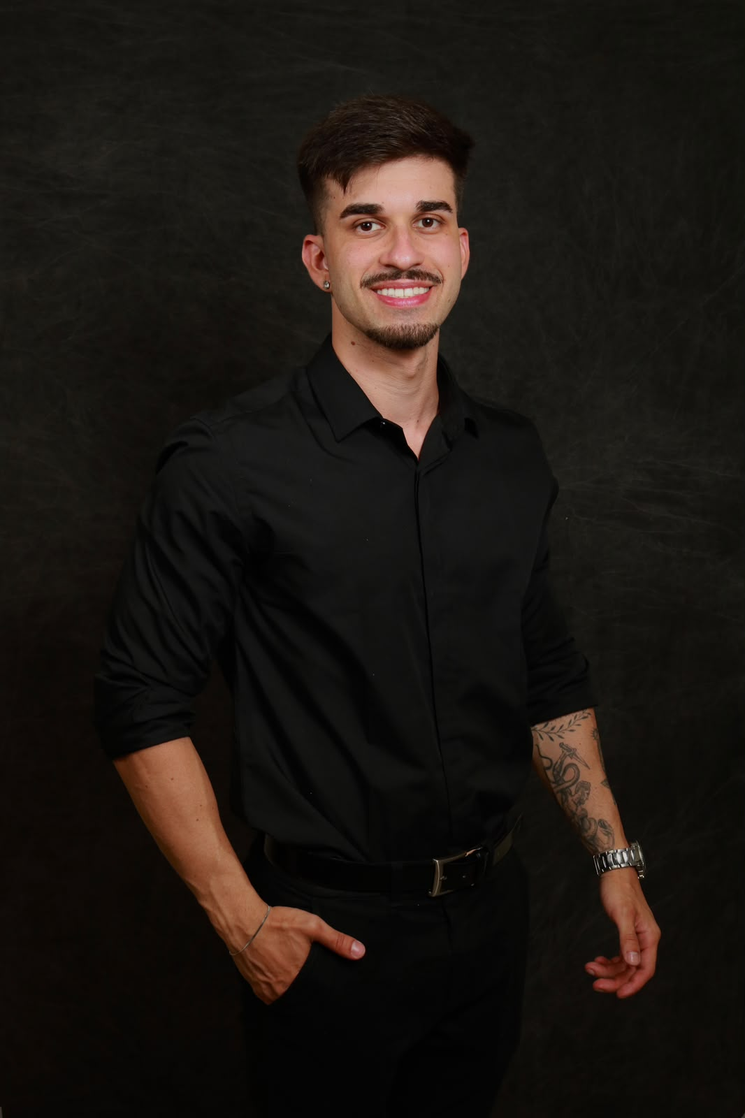 Henrique Dassi, nutricionista clínico, em fundo escuro